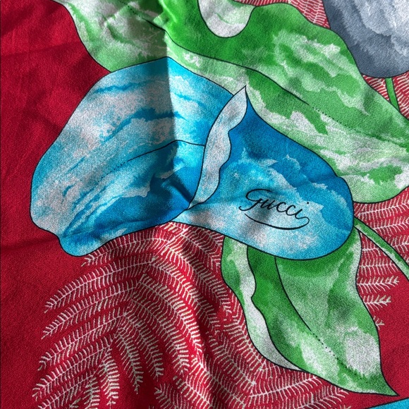 GUCCI Vintage 1970s Silk Floral Butterfly Scarf made in Italy - Picture 2 of 10